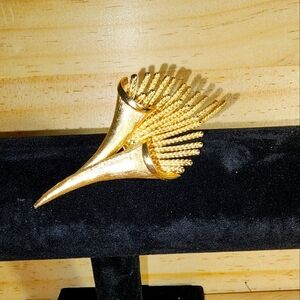 Vintage Coro Pegasus Goldtone Curled Leaf Brooch